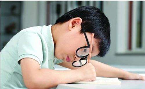 如何預(yù)防近視度數(shù)增高？視普泰驗光師培訓(xùn)有妙招