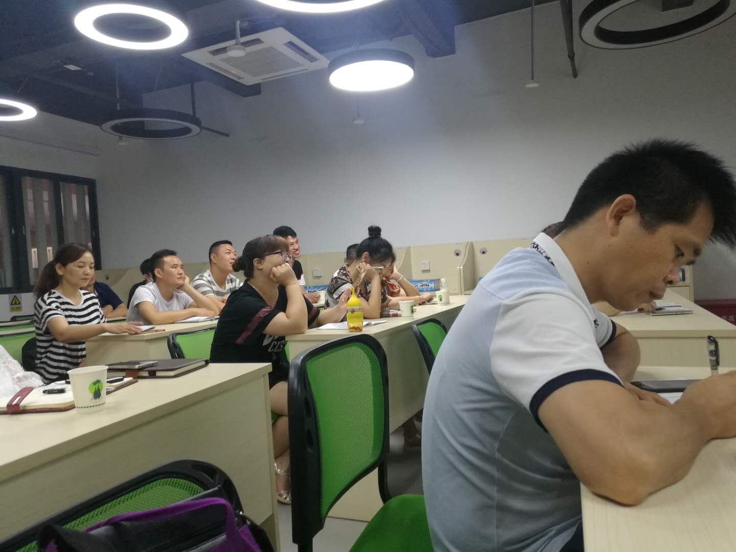 視普泰陳長生校長親自主持“眼鏡店售后服務(wù)”講座