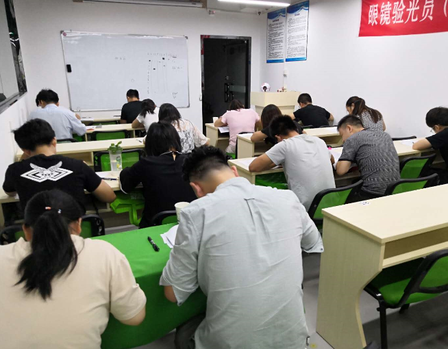 驗(yàn)光師定配工