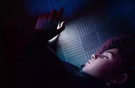 7天徹夜狂追熱播劇，女子差點“看瞎眼”