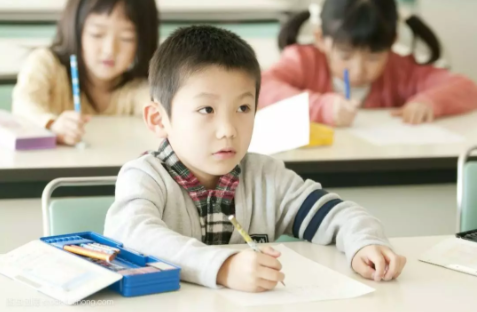 中國(guó)青年報(bào)調(diào)查：71.0%受訪中小學(xué)生家長(zhǎng)坦言開(kāi)學(xué)后孩子視力下降