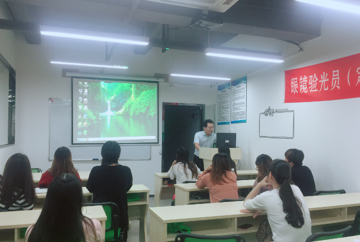 深圳眼鏡定配工職業(yè)技能大賽動(dòng)員會(huì)第二天盛況依然！??！