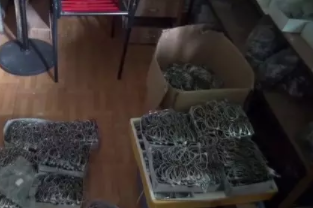 30元的貨賣(mài)上千元！深圳查獲山寨眼鏡3萬(wàn)多副，可能你也買(mǎi)過(guò)