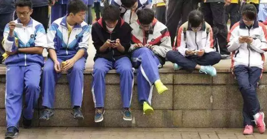 每2個(gè)小學(xué)生中就有1個(gè)近視，廈門(mén)市教育部門(mén)擬從改造教室燈光入手解決問(wèn)題