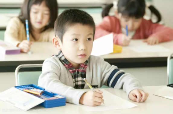 每2個(gè)小學(xué)生中就有1個(gè)近視，廈門(mén)市教育部門(mén)擬從改造教室燈光入手解決問(wèn)題