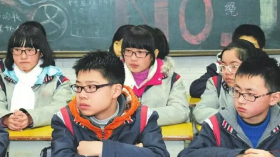 每2個(gè)小學(xué)生中就有1個(gè)近視，廈門(mén)市教育部門(mén)擬從改造教室燈光入手解決問(wèn)題