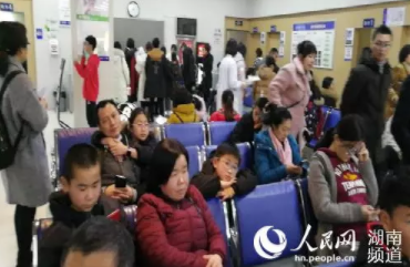 人民網(wǎng)：寒暑假成配鏡“高峰”：青少年近視問(wèn)題如何走出“低谷”？