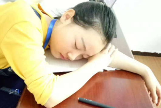 驗光師閑聊：趴在桌上午睡，考慮過眼睛的健康嗎？