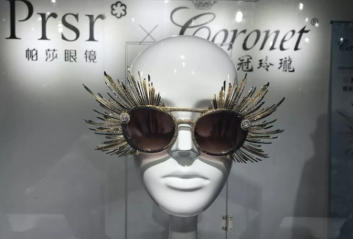 200萬元的眼鏡你見過嗎？今年上海眼鏡展這副亮了，挑戰(zhàn)吉尼斯世界紀(jì)錄