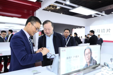 明月鏡片：攜4大亮點(diǎn)C位登場，上海眼鏡展現(xiàn)場精彩全收錄