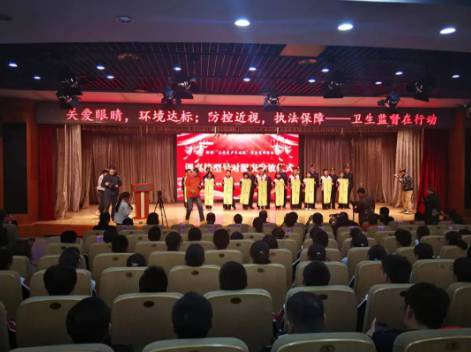 北京近視防控普法宣傳進(jìn)校園：普及教室采光、課桌等教學(xué)環(huán)境的國家標(biāo)準(zhǔn)