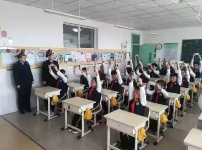 北京近視防控普法宣傳進(jìn)校園：普及教室采光、課桌等教學(xué)環(huán)境的國家標(biāo)準(zhǔn)
