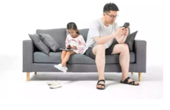 “低頭問(wèn)題”抬頭解決！10位全國(guó)政協(xié)委員談手機(jī)與健康