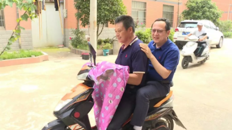 飛秒白內障聯合眼底手術，愛爾李文生教授讓患者擺脫3000度近視困擾