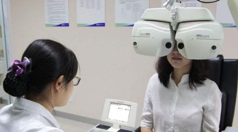 驗(yàn)光師培訓(xùn)戴比實(shí)際度數(shù)低的眼鏡好嗎？